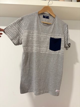 Camiseta gris con bolsillo azul