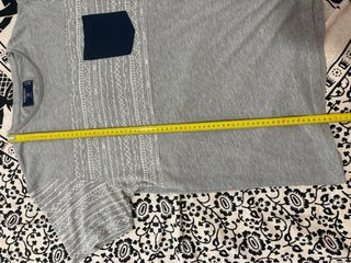 Camiseta gris con bolsillo azul