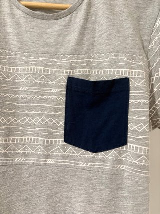 Camiseta gris con bolsillo azul