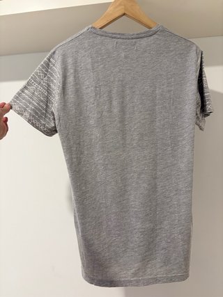 Camiseta gris con bolsillo azul