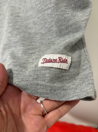 Camiseta gris con bolsillo azul