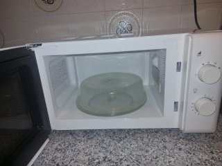 Microondas Taurus Ready 700W con plato y tapa