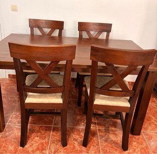 Mesa de comedor y 4 sillas de madera
