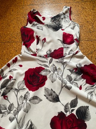 Vestido de fiesta con rosas rojas