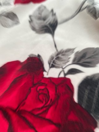 Vestido de fiesta con rosas rojas