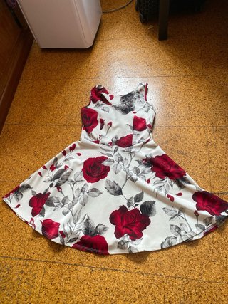 Vestido de fiesta con rosas rojas