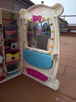 Armario Nancy con ropa y complementos