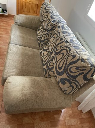 Sofá de tela beige