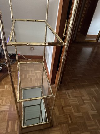Estantería dorada con 4 baldas de cristal
