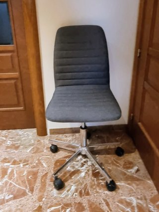 Silla de escritorio gris con ruedas