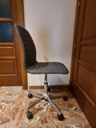 Silla de escritorio gris con ruedas