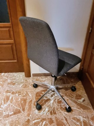 Silla de escritorio gris con ruedas
