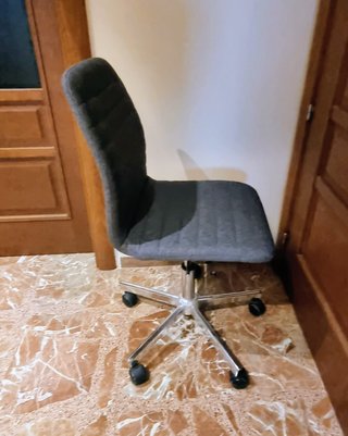 Silla de escritorio gris con ruedas
