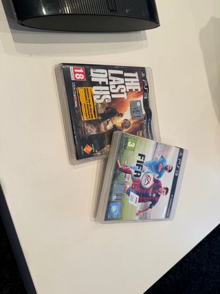 Consola PS3 con 2 mandos y 2 juegos