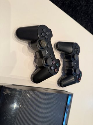 Consola PS3 con 2 mandos y 2 juegos