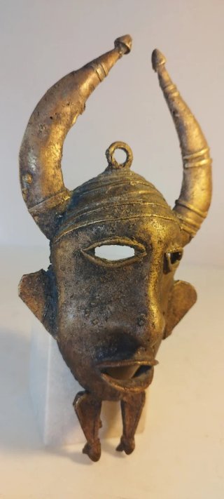 Máscara tribal africana retro de metal (bronce o