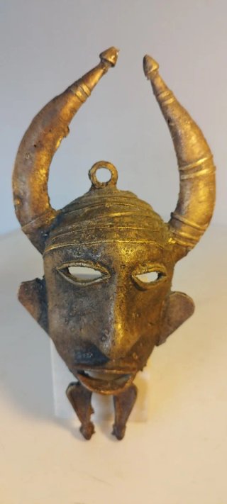 Máscara tribal africana retro de metal (bronce o