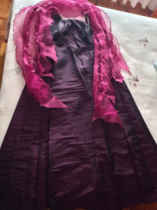Vestido morado con chal