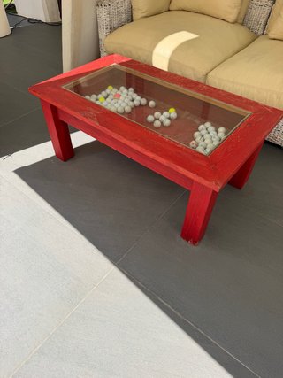 Mesa de centro de madera pintada en rojo