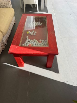Mesa de centro de madera pintada en rojo