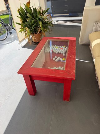 Mesa de centro de madera pintada en rojo