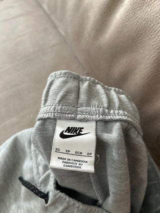 Pantalón Nike Gris Tech Fleece
