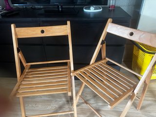 Mesa abedul abatible con cajones + 2 sillas
