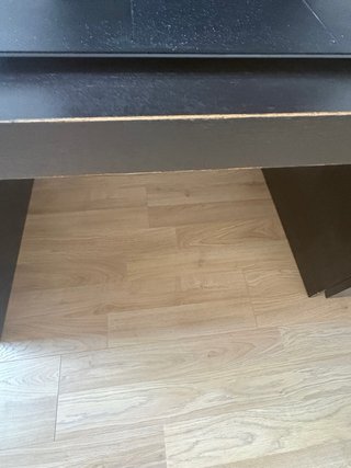 Escritorio negro con cajones