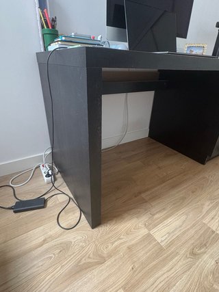 Escritorio negro con cajones
