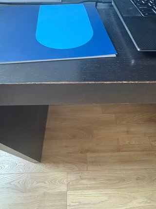 Escritorio negro con cajones