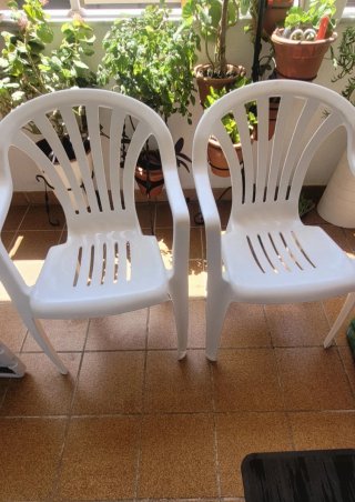 2 Sillas de Plástico Blancas