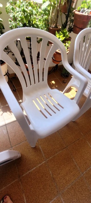 2 Sillas de Plástico Blancas