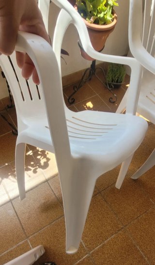 2 Sillas de Plástico Blancas