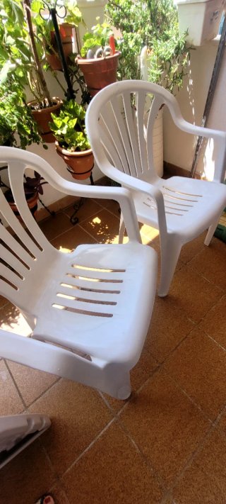 2 Sillas de Plástico Blancas