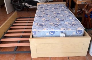 Cama nido de madera maciza color miel.