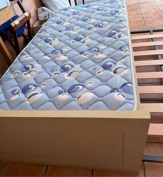 Cama nido de madera maciza color miel.