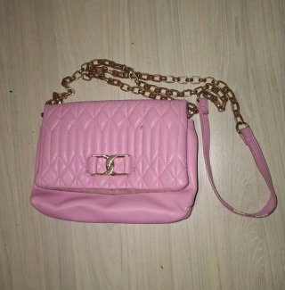 Bolso rosa con cadena dorada