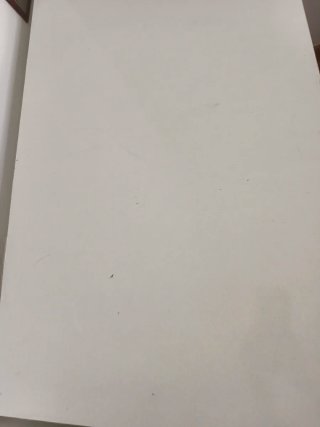 Escritorio blanco con un cajón.