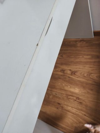 Escritorio blanco con un cajón.