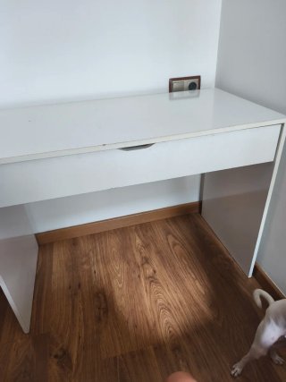 Escritorio blanco con un cajón.