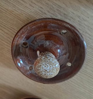 Aceitera de cerámica marrón y blanca
