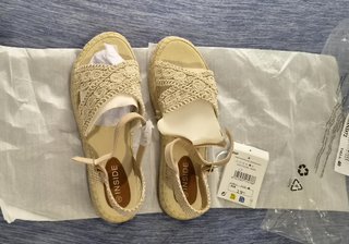 Sandalias INSIDE Beige Talla 40 Nuevas