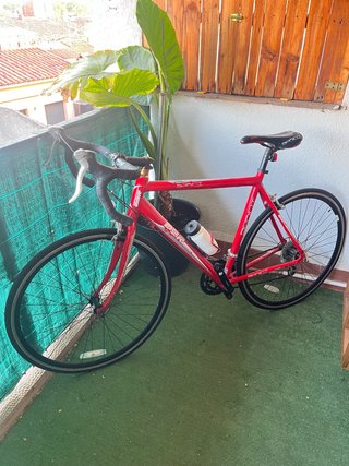 Bicicleta de carretera roja