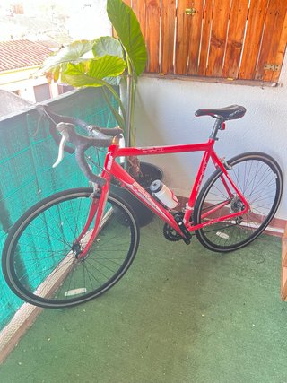 Bicicleta de carretera roja