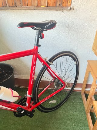 Bicicleta de carretera roja
