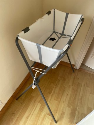 Bañera Stokke con patas y soporte bebé