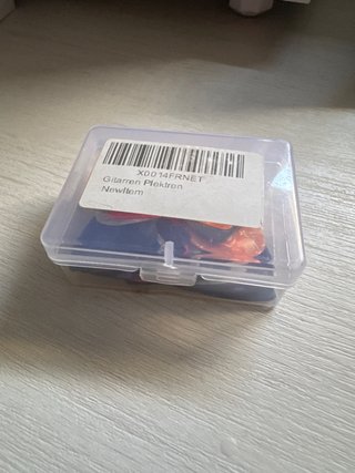 Púas de guitarra (plektra) en caja