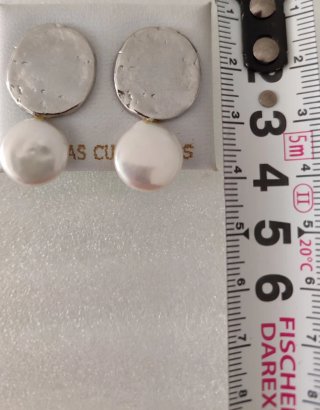 Pendientes plateados y blancos sin estrenar