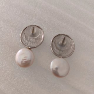 Pendientes plateados y blancos sin estrenar