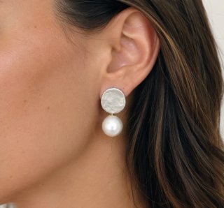 Pendientes plateados y blancos sin estrenar